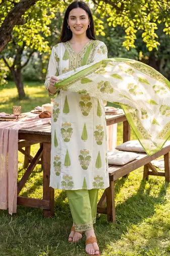 Women Floral Printed Regular  Cotton Kurta with Trousers & With Dupatta