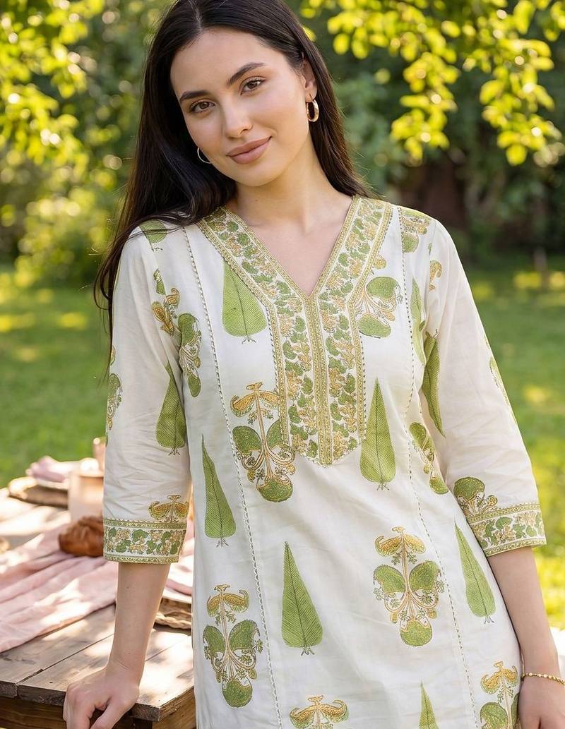 Women Floral Printed Regular  Cotton Kurta with Trousers & With Dupatta