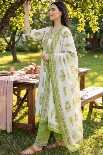 Women Floral Printed Regular  Cotton Kurta with Trousers & With Dupatta