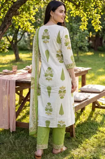 Women Floral Printed Regular  Cotton Kurta with Trousers & With Dupatta