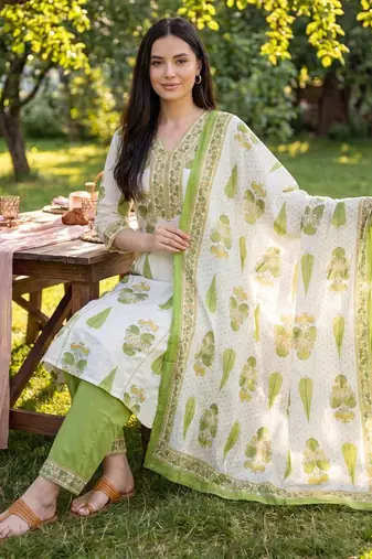 Women Floral Printed Regular  Cotton Kurta with Trousers & With Dupatta
