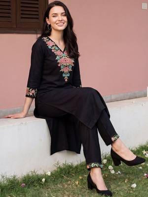 Women Floral Embroidered Regular Thread Work Kurta with Trousers 1