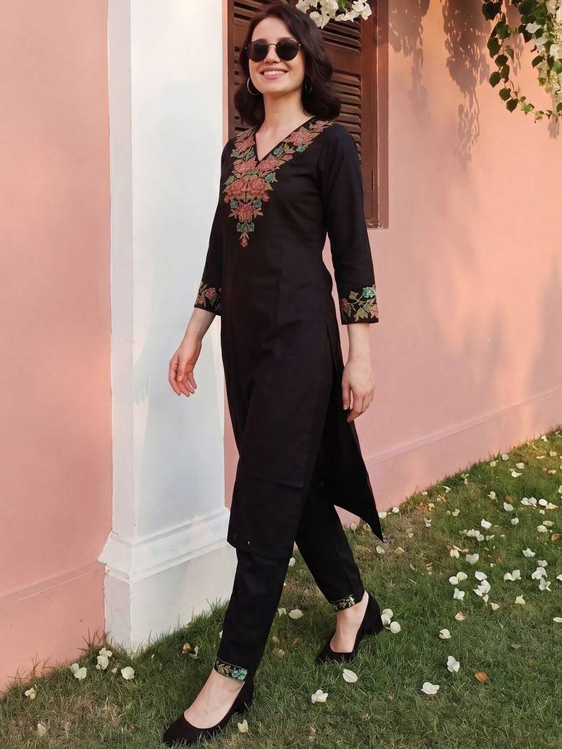 Women Floral Embroidered Regular Thread Work Kurta with Trousers