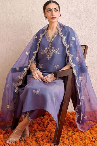 Women Floral Embroidered Kurta with Trousers & With Dupatta