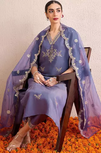 Women Floral Embroidered Regular Kurta with Trousers & With Dupatta