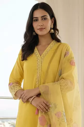 Women Floral Embroidered Regular Thread Work Kurta with Trousers & With Dupatta