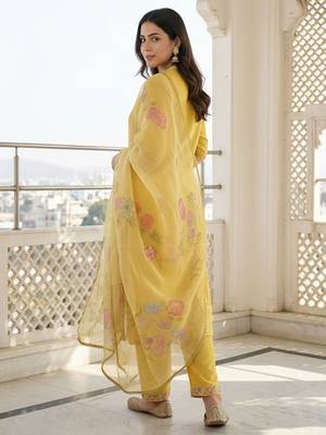 Women Floral Embroidered Regular Thread Work Kurta with Trousers & With Dupatta 4
