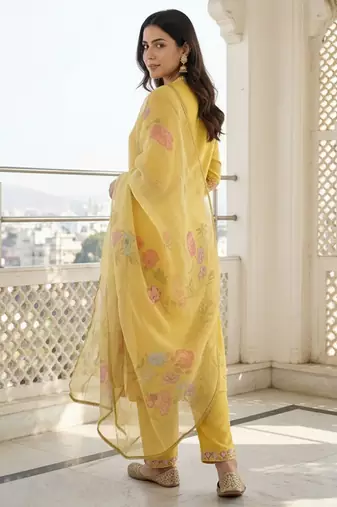 Women Floral Embroidered Regular Thread Work Kurta with Trousers & With Dupatta
