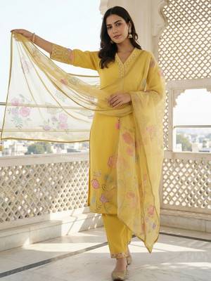 Women Floral Embroidered Regular Thread Work Kurta with Trousers & With Dupatta 5