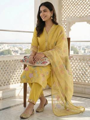 Women Floral Embroidered Regular Thread Work Kurta with Trousers & With Dupatta 6