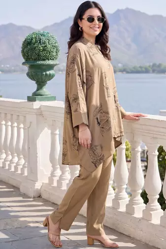 Women Printed Regular Kurta with Trousers