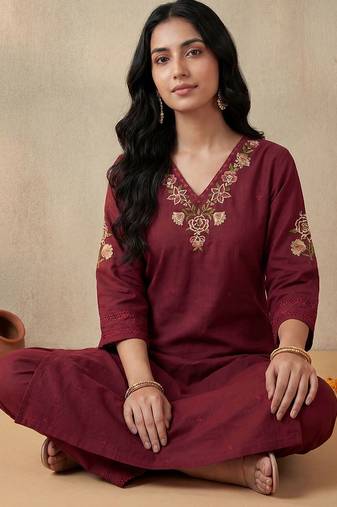 Women Ethnic Motifs Embroidered Thread Work Cotton Kurta with Trousers