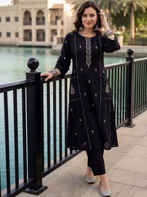 Women Ethnic Motifs Embroidered Regular Thread Work  Cotton Kurta with Trousers 2