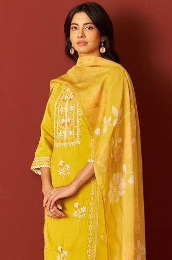 Women Floral Embroidered Kurta with Trousers & Dupatta