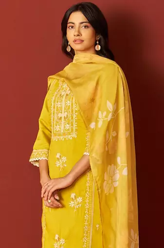 Women Floral Embroidered Kurta with Trousers & Dupatta