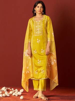 Women Floral Embroidered Kurta with Trousers & Dupatta 2