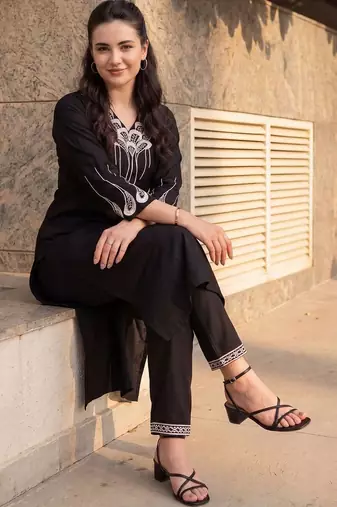 Women Ethnic Motifs Embroidered Regular Thread Work Kurta with Trousers