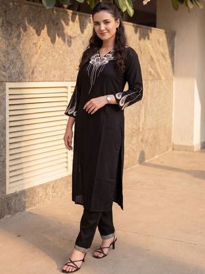 Women Ethnic Motifs Embroidered Regular Thread Work Kurta with Trousers 2