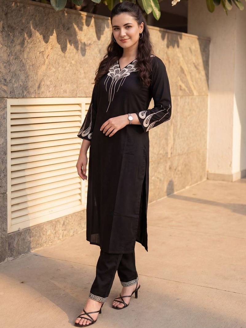 Women Ethnic Motifs Embroidered Regular Thread Work Kurta with Trousers