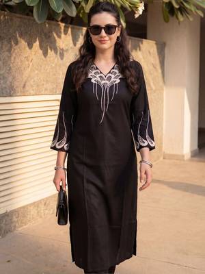Women Ethnic Motifs Embroidered Regular Thread Work Kurta with Trousers 4