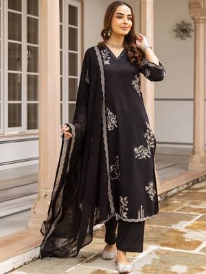 Women Floral Embroidered Regular Thread Work  Cotton Kurta with Trousers & With Dupatta 1