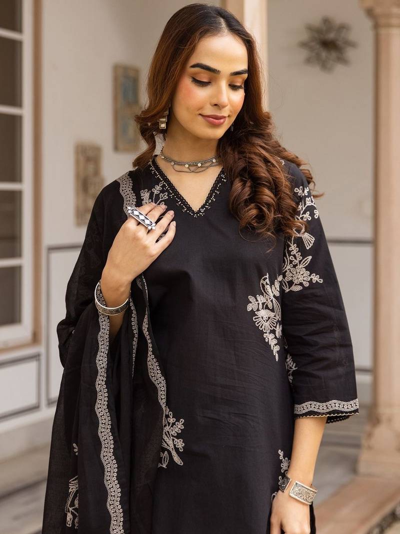 Women Floral Embroidered Regular Thread Work  Cotton Kurta with Trousers & With Dupatta