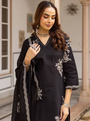 Women Floral Embroidered Regular Thread Work  Cotton Kurta with Trousers & With Dupatta 4