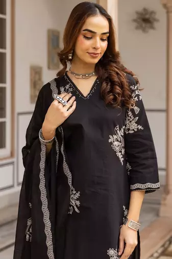 Women Floral Embroidered Regular Thread Work  Cotton Kurta with Trousers & With Dupatta