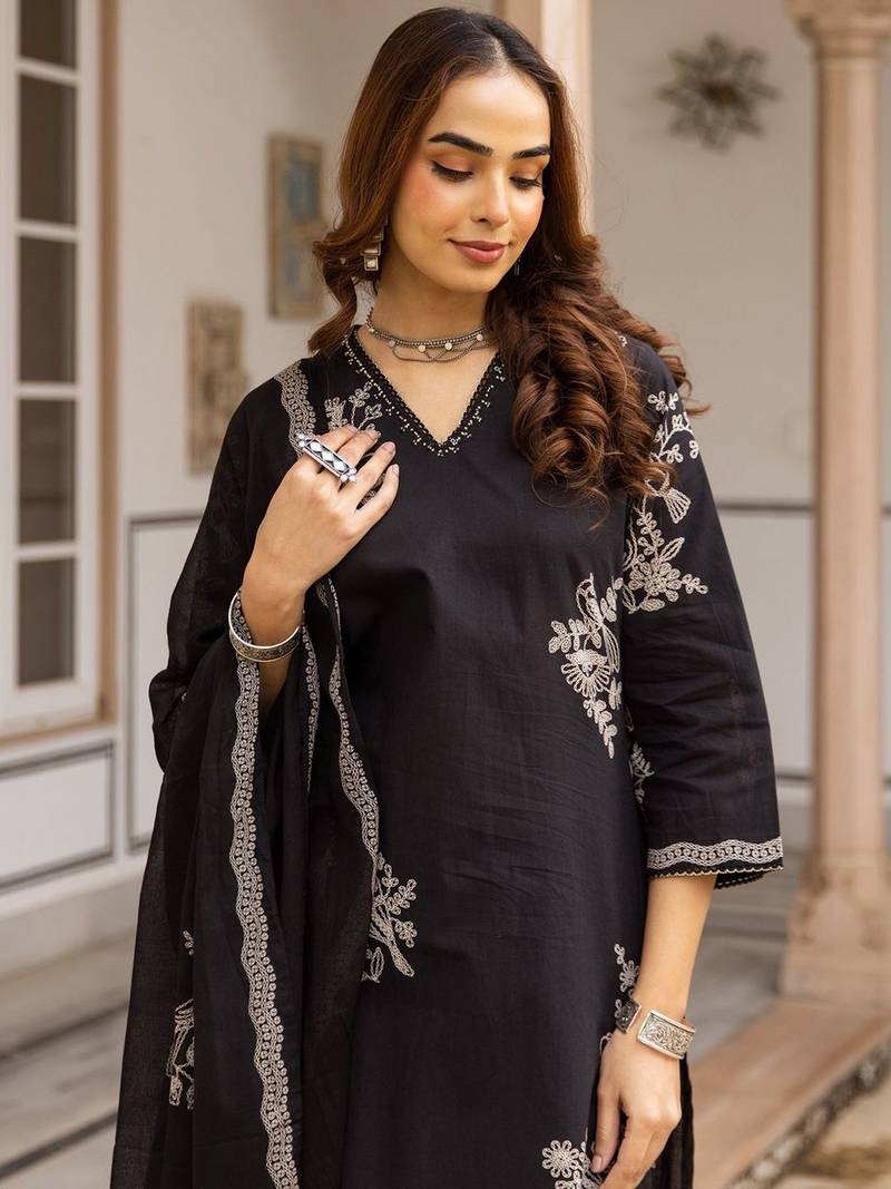 Women Floral Embroidered Regular Thread Work  Cotton Kurta with Trousers & With Dupatta