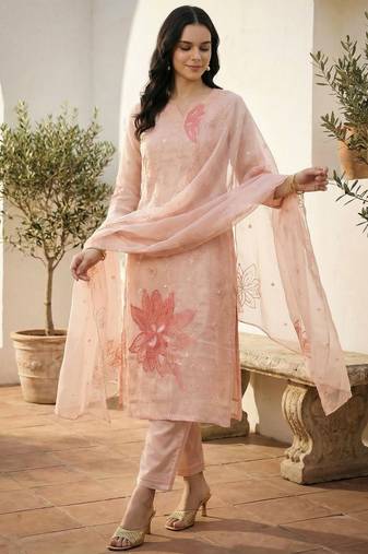 Women Floral Embroidered Regular Thread Work Kurta with Trousers & With Dupatta