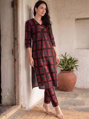 Women Printed Regular Kurta with Trousers 1