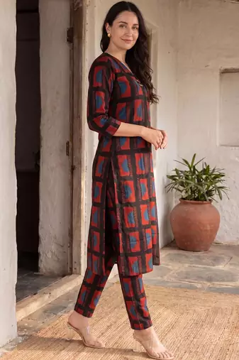 Women Printed Regular Kurta with Trousers