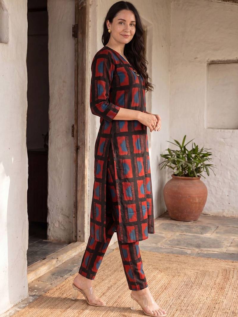 Women Printed Regular Kurta with Trousers