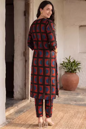 Women Printed Regular Kurta with Trousers