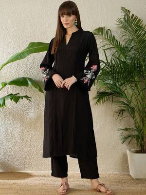 Women Floral Embroidered Regular Thread Work Kurta with Trousers 1
