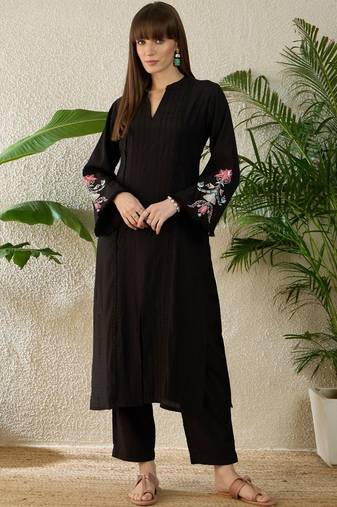Women Floral Embroidered Thread Work Kurta with Trousers
