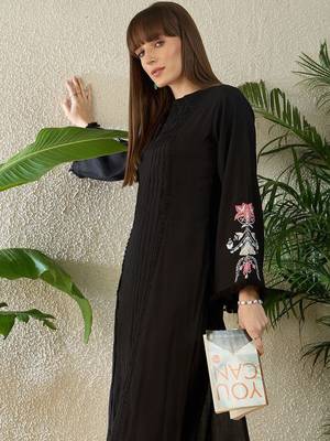 Women Floral Embroidered Regular Thread Work Kurta with Trousers 2