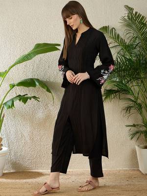 Women Floral Embroidered Regular Thread Work Kurta with Trousers 3