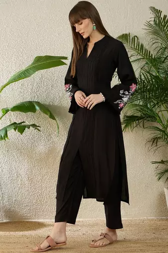 Women Floral Embroidered Regular Thread Work Kurta with Trousers