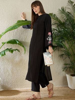 Women Floral Embroidered Regular Thread Work Kurta with Trousers 5