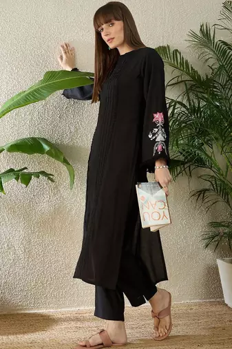 Women Floral Embroidered Regular Thread Work Kurta with Trousers