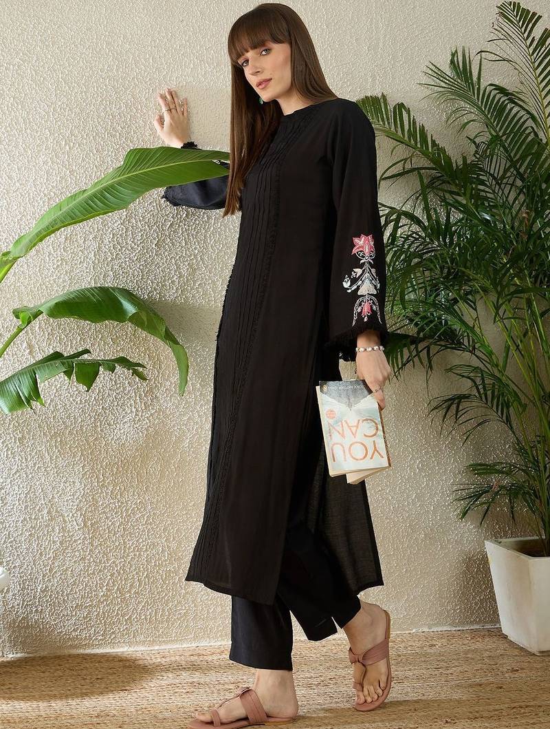 Women Floral Embroidered Regular Thread Work Kurta with Trousers
