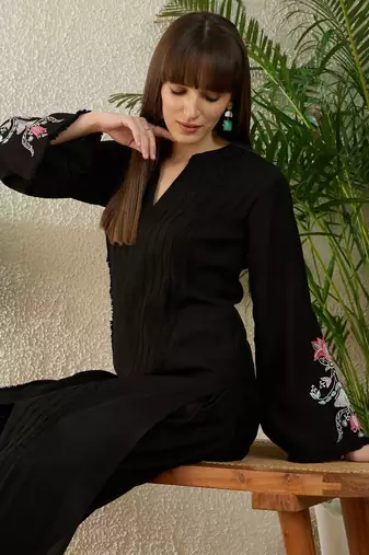 Women Floral Embroidered Regular Thread Work Kurta with Trousers