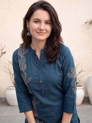 Women Floral Printed Regular  Cotton Kurta with Trousers 2