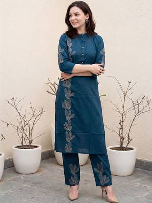 Women Floral Printed Regular  Cotton Kurta with Trousers 4