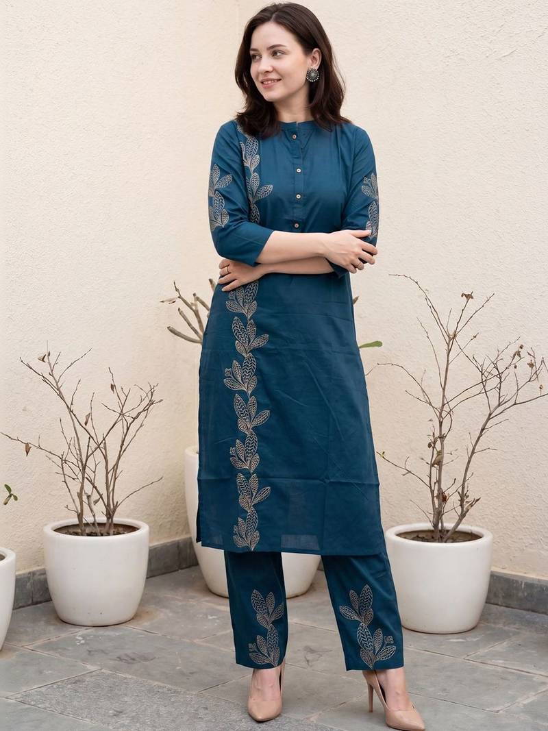 Women Floral Printed Regular  Cotton Kurta with Trousers