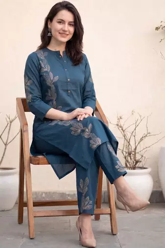 Women Floral Printed Regular  Cotton Kurta with Trousers