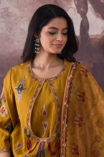 Ethnic Motifs Printed Straight Thread Work Kurta With Trousers & Dupatta