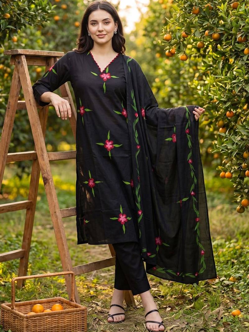 Women Floral Embroidered Regular Thread Work  Cotton Kurta with Trousers & With Dupatta