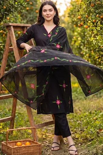 Women Floral Embroidered Regular Thread Work  Cotton Kurta with Trousers & With Dupatta